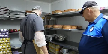 Otomobilin çarptığı yaya yaralandı
