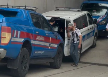 Yanan kamyonete ilk müdahaleyi beton mikseri yaptı