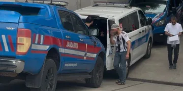 Yanan kamyonete ilk müdahaleyi beton mikseri yaptı