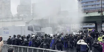 Mecidiyeköy’de tüm uyarılara rağmen dağılmayan gruba TOMA’yla müdahale