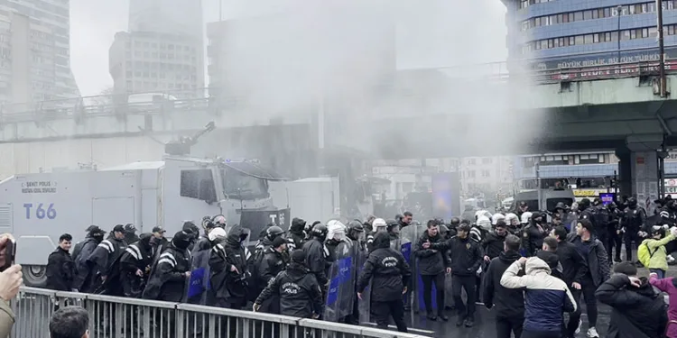 Mecidiyeköy’de tüm uyarılara rağmen dağılmayan gruba TOMA’yla müdahale