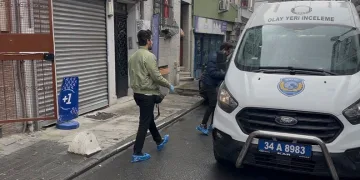 Eski kız arkadaşının evinde gördüğü adamı bıçakladı