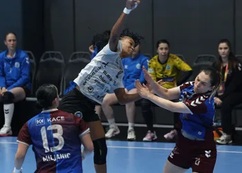 Bursa Büyükşehir Belediyespor şampiyonluğa koşuyor