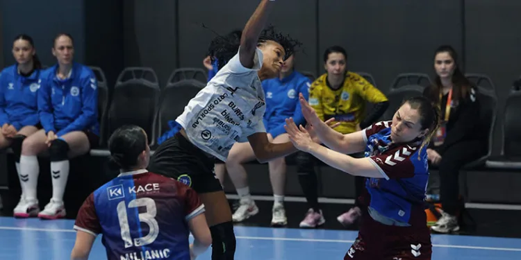Bursa Büyükşehir Belediyespor şampiyonluğa koşuyor