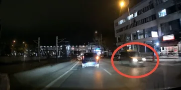 Ters yönde ilerleyen araç kameraya yansıdı