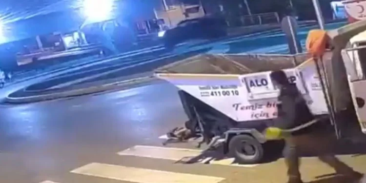 Motosiklet pikaba çarptı: 2 ağır yaralı