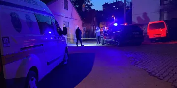 Boşanma aşamasındaki eşinin evine tabancayla ateş açtı