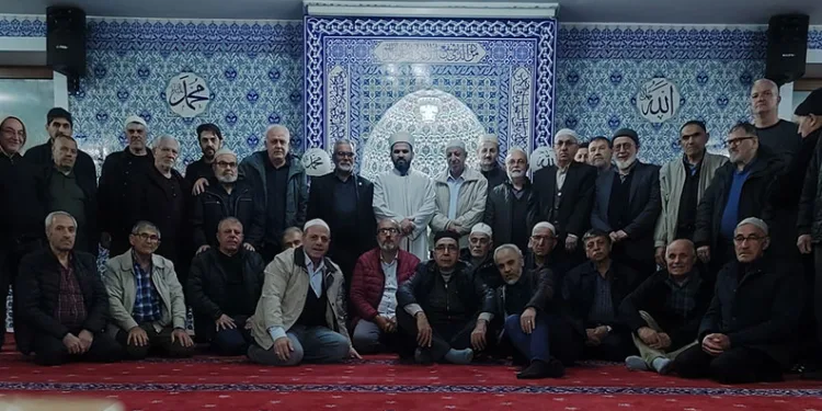 Suriyeli Abdülkerim Ömer’e cami cemaatinden anlamlı uğurlama