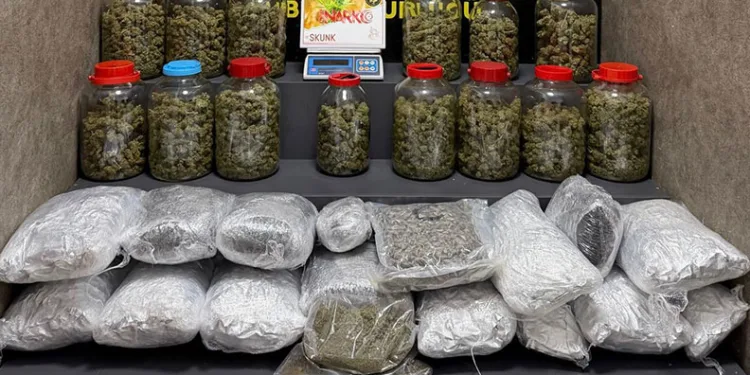 İzmir’de zehir tacirlerine operasyon: 4 şüpheli tutuklandı