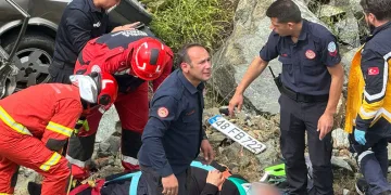 Kontrolden çıkan otomobil, uçuruma yuvarlandı: 2 yaralı