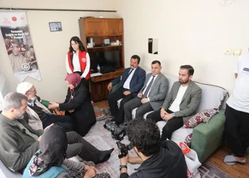 Yaşlıların ayağına doktor, berber ve tesisatçı gitti