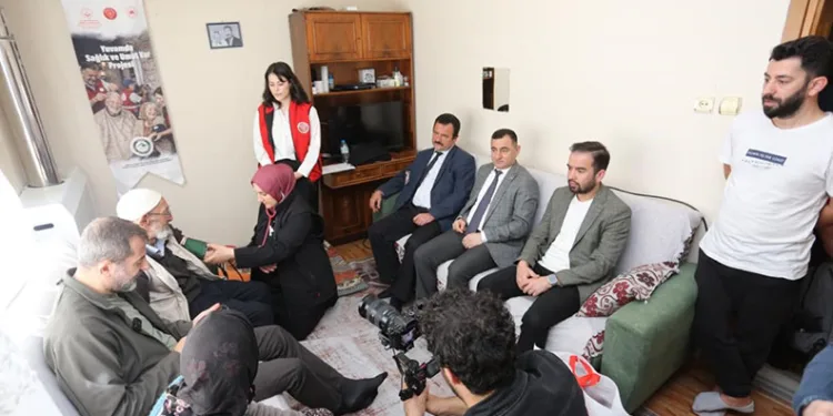 Yaşlıların ayağına doktor, berber ve tesisatçı gitti