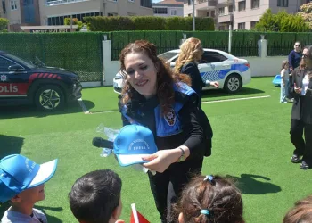 Bursa polisinden miniklere anlamlı ziyaret