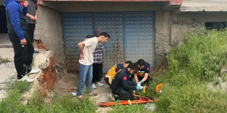 İki yaşındaki çocuk oynadığı 2. kattaki balkondan düştü