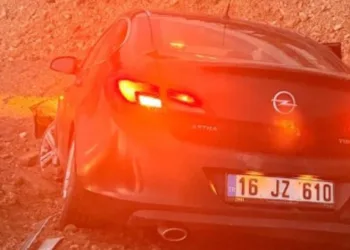Bursa’da kontrolden çıkan otomobil inşaata uçtu: 2 yaralı