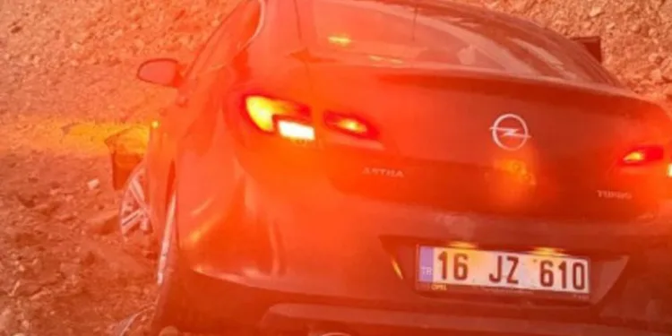 Bursa’da kontrolden çıkan otomobil inşaata uçtu: 2 yaralı