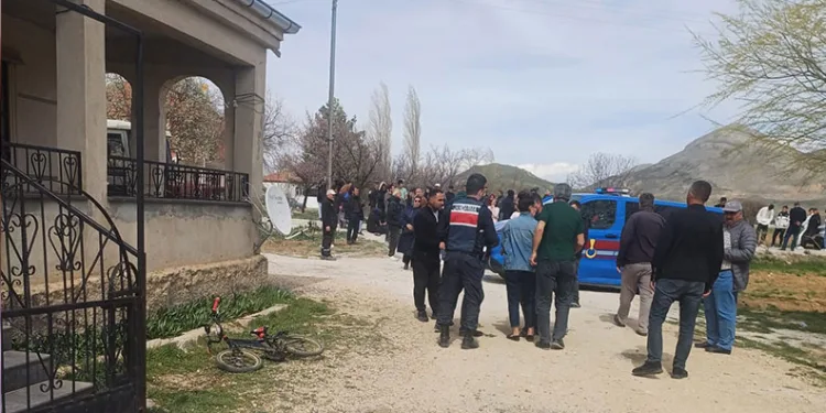 4 çocuk annesi eşini öldürüp intihar etti