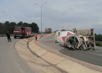 Bursa’da devrilen beton mikserinin sürücüsü yaralandı