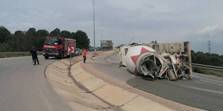 Bursa’da devrilen beton mikserinin sürücüsü yaralandı