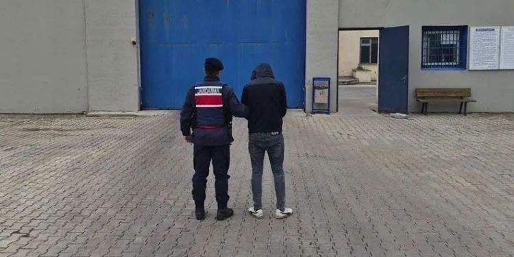 Jandarma çeşitli suçlardan aranan 46 kişiyi yakaladı