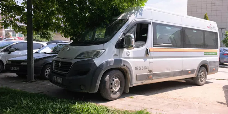 Bursa’da servis aracının çarptığı yaşlı adam yaralandı