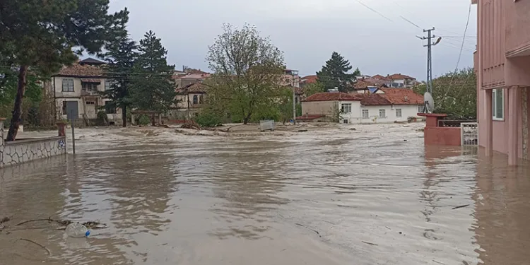 Havza’da kuvvetli sağanak etkili oldu, dere taştı