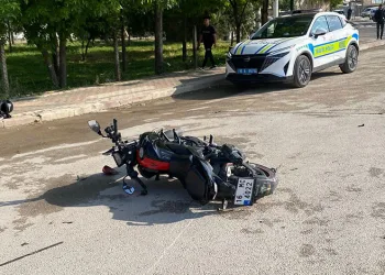 Bursa’da motosiklet ile otomobil çarpıştı: 5 yaralı