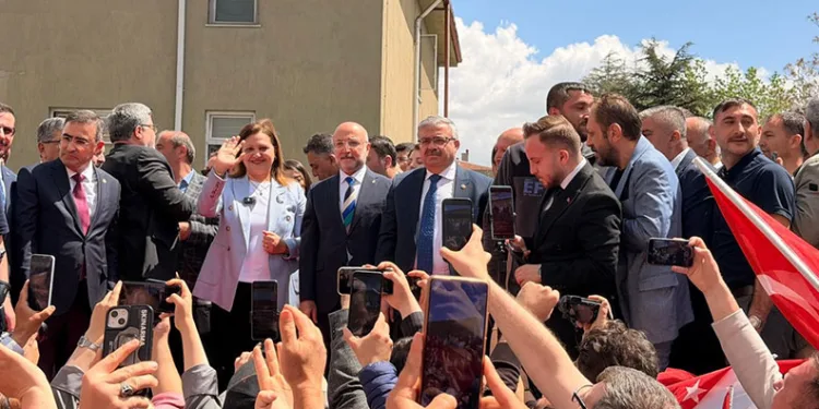 Burcu Köksal: AK Parti’de hizmete devam edeceğim”
