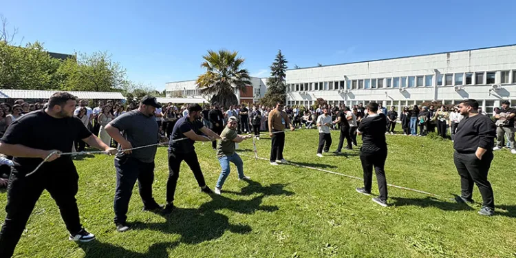 Geleneksel tomurcuk şenliğinde öğrenciler doyasıya eğlendi