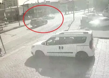 Bursa’da kavşakta kırmızı ışık kazası