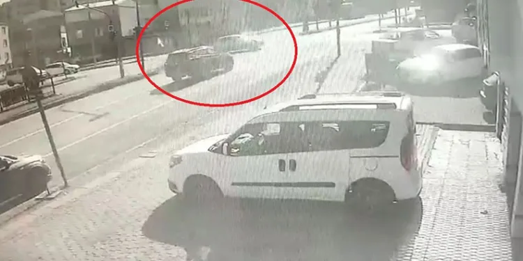 Bursa’da kavşakta kırmızı ışık kazası