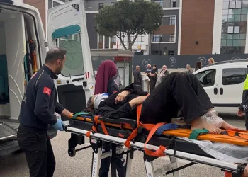 Bursa’da alt geçit yerine yolu kullanan yayaya otomobil çarptı