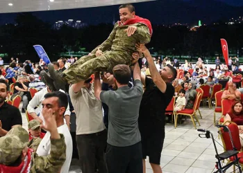 Bursa’da en özel askerlere renkli kına eğlencesi