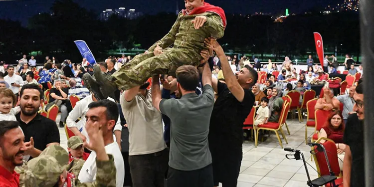 Bursa’da en özel askerlere renkli kına eğlencesi