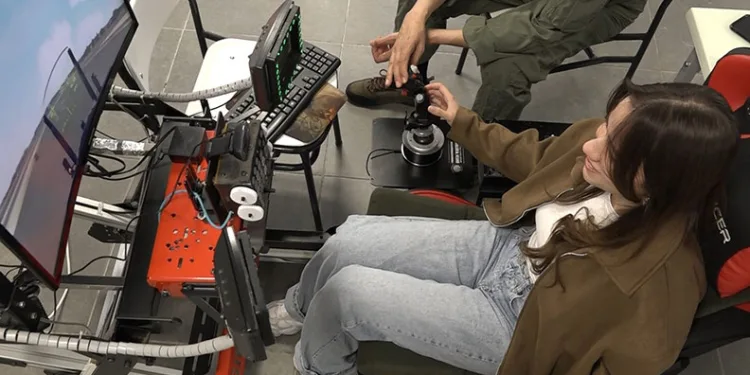 BTÜ’de F16 heyecanı…Gençler kokpite geçti