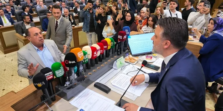 BUSKİ toplantısında tansiyon yükseldi: Vatandaş salona girip tepki gösterdi