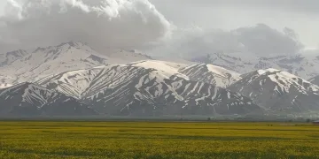 Yüksekova’da iki mevsim bir arada yaşanıyor