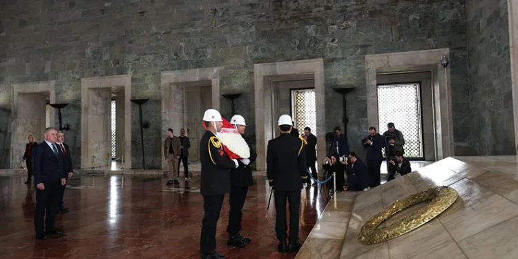 Bakan Bak’tan Anıtkabir’e ziyaret