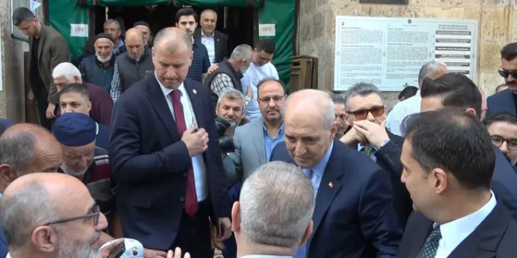 Numan Kurtulmuş Ulu Cami’de vatandaşlarla saf tuttu
