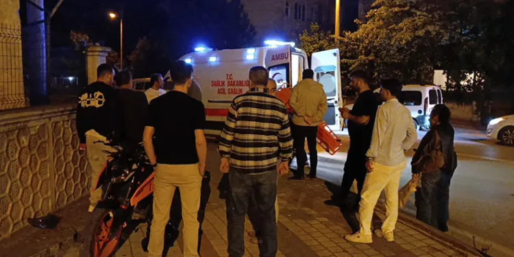 Bursa’da kontrolden çıkan motosiklet duvara çarptı: 1 yaralı