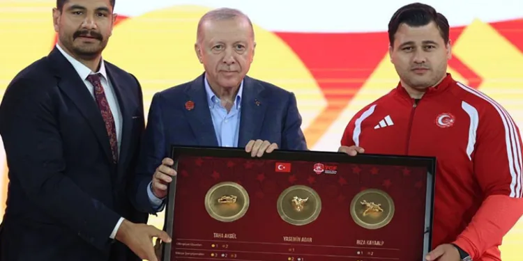 Cumhurbaşkanı Erdoğan’a, Türk güreşini simgeleyen tablo takdimi
