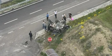 Başkentte takla atan otomobilden 3 kişi yaralı kurtuldu
