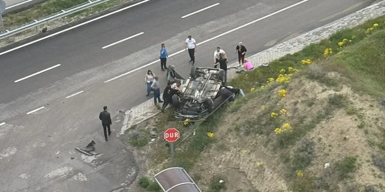 Başkentte takla atan otomobilden 3 kişi yaralı kurtuldu
