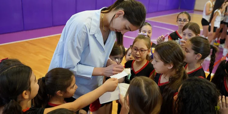 Milli voleybolcu Kübra Akman’a öğrencilerden sevgi seli