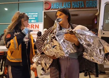 Bursa’da 2 yaşındaki çocuk kaynar su dolu kovaya düştü