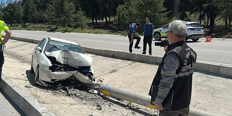 Otomobil elektrik direğine çarptı: 1 yaralı