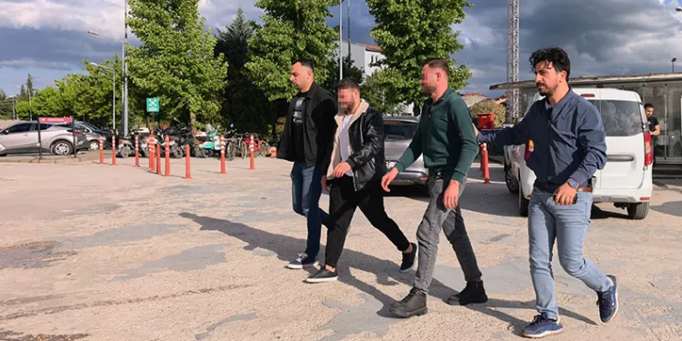 İnegöl’de enseden bıçaklayan şüpheli ile ağabeyi yakalandı