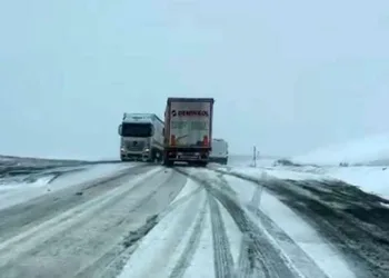 Kar ve tipi bastırdı, araçlar yolda kaldı
