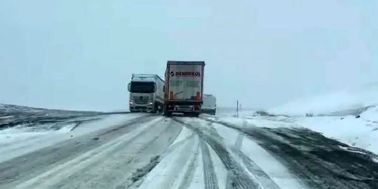 Kar ve tipi bastırdı, araçlar yolda kaldı