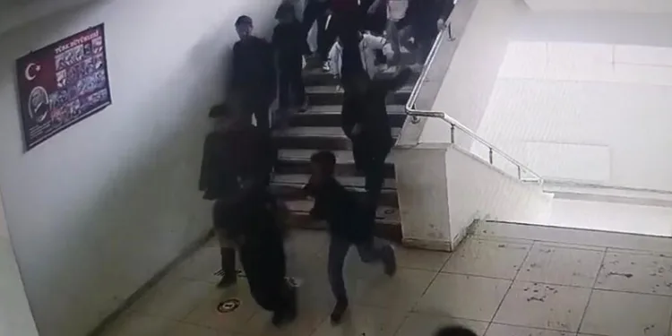 Malatya’da okuldaki deprem paniği kamerada